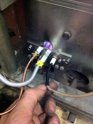 Adjusment of a thermocouple on a gas boiler